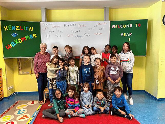 Klasse 1a: Die Erstklässler mit den Klassenlehrerinnen Ingrid Hager und Tina Petring.