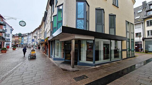 Nur noch ein leeres Geschäft in der Karlstraße: Dort, wo bis vor Kurzen noch ein Donutladen war, herrscht nun gähnende Leere.