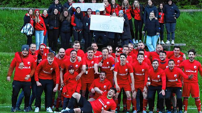Souveräner Meister: Der SV Eggingen holte sich vorzeitig den Titel in der Kreisliga B-4. Das erfolgreiche Team bilden (von links) Jens ...