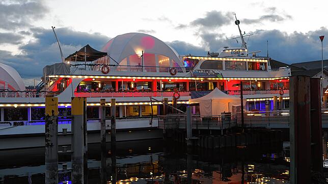 Die alkoholisierte 53-Jährige will das Weihnachtsschiff im Konstanzer Hafen am Freitagabend, 20. Dezember, keinesfalls verlassen und ...