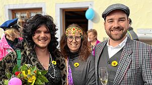 Narrenmutter Philipp Hübschle (von links), Martina Hafen, Schriftführerin der Dorfgemeinschaft, und Benedikt Großhardt, Narrenvater, ...