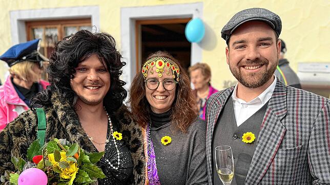 Narrenmutter Philipp Hübschle (von links), Martina Hafen, Schriftführerin der Dorfgemeinschaft, und Benedikt Großhardt, Narrenvater, ...