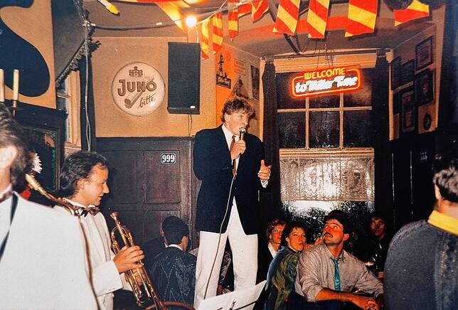 Bei diesem Auftritt im Überlinger Galgenhölzle wurde Ende 1986 aus der „Sparkassen Show Band“ die Formation „Kir Royal“ mit Frontsänger ...