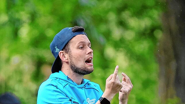 Trainer Simon Weltin und die SG Reichenau/R.-Waldsiedlung überraschen ihre Fans mit einem 7:1-Sieg gegen Walbertsweiler-Rengetsweiler.
