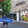 Hier geht‘s zu Decathlon: Ein Decathlon-Mitarbeiter zeigt auf den Eingang des Galeria-Warenhauses in Konstanz. Im Untergeschoss hat ein ...
