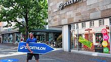 Hier geht‘s zu Decathlon: Ein Decathlon-Mitarbeiter zeigt auf den Eingang des Galeria-Warenhauses in Konstanz. Im Untergeschoss hat ein ...