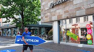 Hier geht‘s zu Decathlon: Ein Decathlon-Mitarbeiter zeigt auf den Eingang des Galeria-Warenhauses in Konstanz. Im Untergeschoss hat ein ...