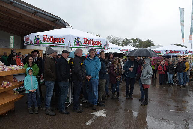Trotz des Regens waren viele Vereinsvertreter der Höchenschwander Vereine zum Bauernmarkt gekommen, um die Sieger zu feiern.