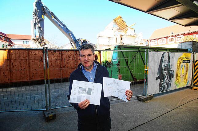 Der Geschäftsführer des Winzervereins Hagnau, Tobias Keck, mit den Plänen vor der momentanen Baustelle.