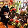 Angela Messerle sitzt vor den Blumengestecken und -sträußen in ihrem Laden in der Steigstraße in Meersburg. &bdquo;Um die Blumen ist es ...