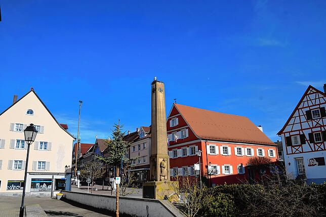 Bild 7: &bdquo;Ohhh, guck, d&lsquo; Storch isch da!&ldquo; Die Stockacher freuen sich, dass Hans wieder im Nest in der Oberstadt klappert