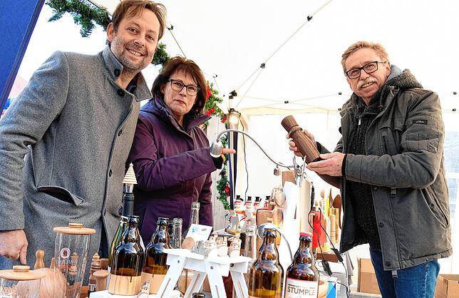 Der Weihnachtsmarkt in Gottmadingen findet statt. Unser Bild zeigt Bürgermeister Michael Klinger, Christa Winterhalter und Hans Sailer, ...