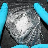 (Symbolbild) Ein Zollbeamter zeigt einen Drogenfund von circa fünf Gramm Crystal. Die Droge macht extrem schnell abhängig.
