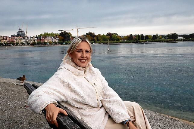 Mona Hiermaier liebt den See. Hier sitzt sie auf einer Bank im Konstanzer Stadtgarten, hinter ihr ist die Seestraße zu sehen.