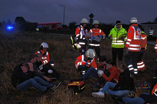 Bild 13: Bahnunfall mit vielen Verletzten: So proben Einsatzkräfte den Ernstfall