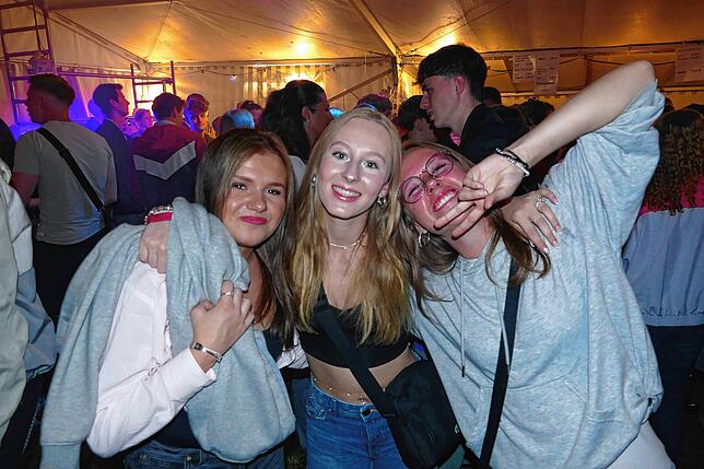 Bild 12: Hunderte Gäste strömen zum Auftakt an das 68. Waldfest in der Geschichte des Musikvereins Aufen.