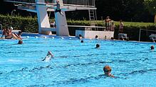 Bei sonnigem Wetter hilft nur der Sprung ins kühle Nass: Das Waldfreibad in Pfullendorf hat in diesem Jahr eine durchwachsene Bilanz. ...