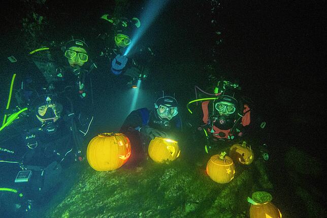 Bild 1: Halloween-Grusel unter Wasser: Kürbisse leuchten auf dem Grund des Rheins