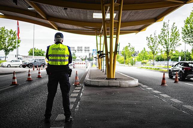 Ein Schweizer Grenzpolizist am Grenzübergang zwischen Kreuzlingen und Konstanz.