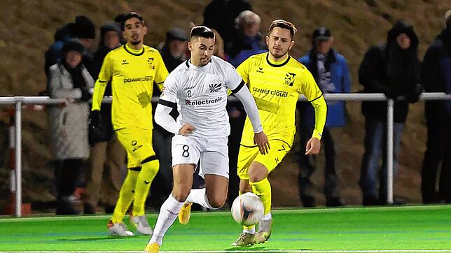 Hier kann der Villinger Nico Tadic (vorn) zwar zwei Gegenspieler des SV Oberachern abschütteln, doch am Ende hatten die Nullachter im ...