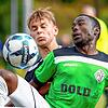 Keinen Sieger gab es im umkämpften Lokalderby zwischen dem FC Furtwangen (Mohamed Adam Baderalden, rechts) und dem FC Schonach (tim ...