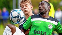 Keinen Sieger gab es im umkämpften Lokalderby zwischen dem FC Furtwangen (Mohamed Adam Baderalden, rechts) und dem FC Schonach (tim ...