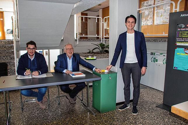 Tengens scheidender Bürgermeister Marian Schreier (rechts) gibt gegen 11.15 Uhr seine Stimme zum zweiten Wahlgang der Tengener ...