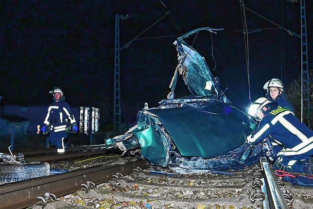 Feuerwehrleute sichern das Fahrzeugwrack.