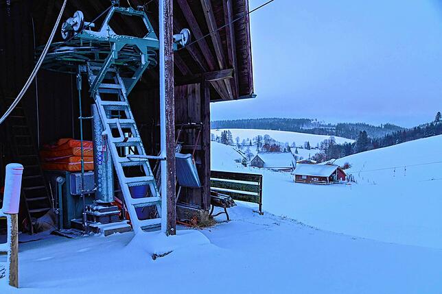 Das zugeschneite Lifthäuschen des Brigachlifts. Hier werden wohl keine Skifahrer mehr einen Schleppbügel gereicht bekommen, der sie auf ...