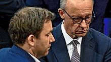 Friedrich Merz und Lars Klingbeil während der Bundestagssitzung, in der die Finanzpakete beschlossen worden sind.