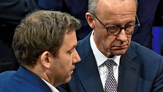 Friedrich Merz und Lars Klingbeil während der Bundestagssitzung, in der die Finanzpakete beschlossen worden sind.
