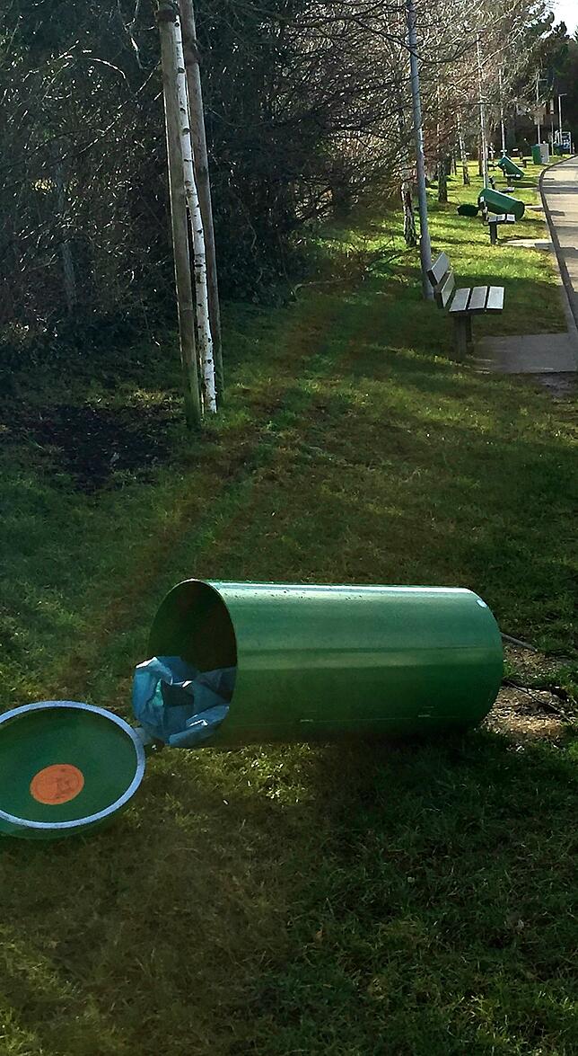 Mülltonnen am Schänzle sind durch die Windlast umgeknickt