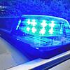 Ein Polizeiauto mit eingeschaltetem Blaulicht. (Symbolbild) Rettungskräfte haben in Tiengen einen Schwerverletzten gefunden. Der Mann ...