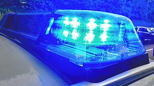 Ein Polizeiauto mit eingeschaltetem Blaulicht. (Symbolbild) Rettungskräfte haben in Tiengen einen Schwerverletzten gefunden. Der Mann ...