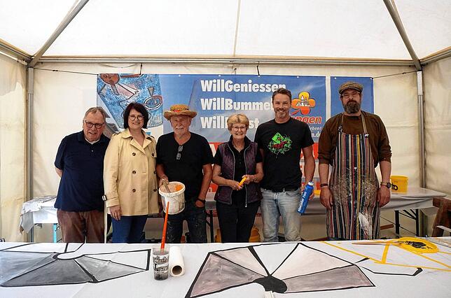 Noch wird gearbeitet: Im Luftart-Freiluft-Atelier beim Tiengener Löwendenkmal (von links) Kurt Reckermann und Nikola Kögel von der ...