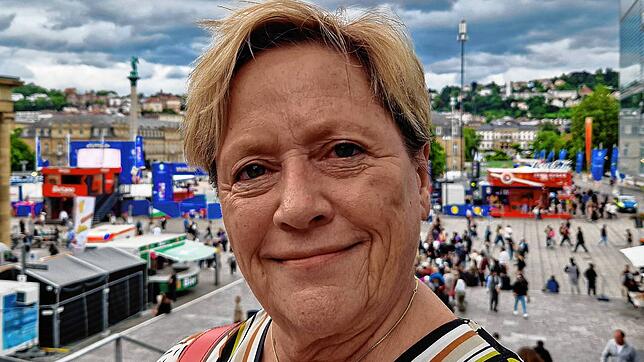 Susanne Eisenmann vor der Fanzone in der Stuttgarter Innenstadt.