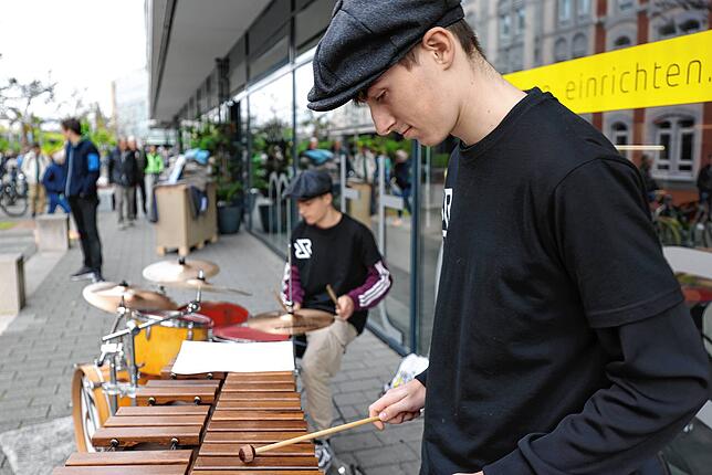 Spielten für die Hutspende: Die beiden Nachwuchsmusiker Moritz Bromma (rechts) und Fabian Baar.