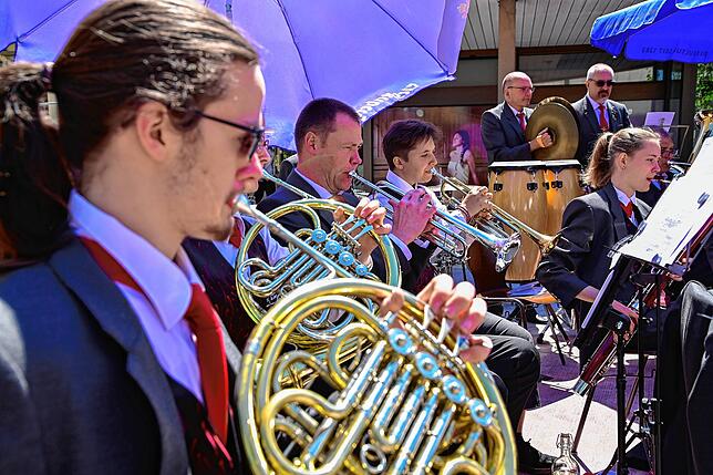Auf dem neuen Marktplatz spielt die Stadtmusik zur Unterhaltung.