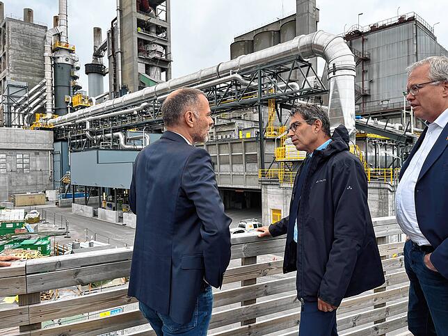 Zementwerk des baden-württembergischen Dax-Konzerns Heidelberg Materials mit CO2-Abscheidung im norwegischen Brevik. Heidelberg-Manager ...