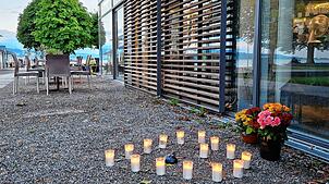 Vor einem Jahr ist Esme E. einem Gewaltverbrechen zum Opfer gefallen. Freunde und Familienmitglieder haben am Kressbronner Seegarten an ...
