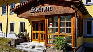 Eingang ins frühere Gasthaus „Sternen“: Neben der Türe hängt noch der rote Punkt mit der Umbaugenehmigung.