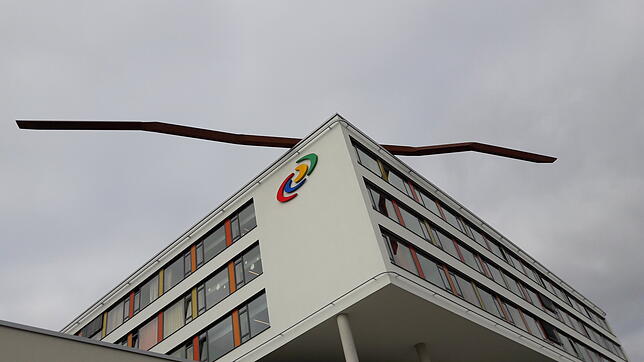 Das Schwarzwald-Baar Klinikum in Villingen-Schwenningen. 40 Meter misst der Stahlstab auf dem Dach des Zentralklinikums, ein Werk des ...