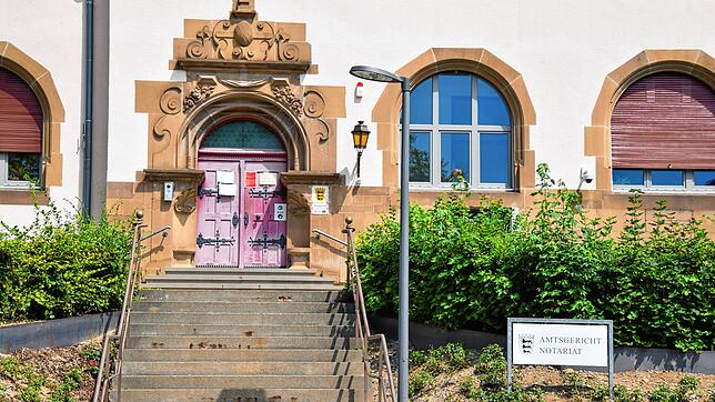 Die Treppe und der Eingang zum Amtsgericht Stockach.
