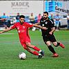 Gianluca Serpa (1. FC Rielasingen-Arlen, links) behauptet sich hier gegen Vedat Erdogan vom FV Lörrach-Brombach.