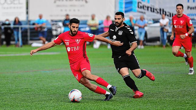 Gianluca Serpa (1. FC Rielasingen-Arlen, links) behauptet sich hier gegen Vedat Erdogan vom FV Lörrach-Brombach.