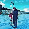 Hartmut Haas am Kesselberglift mit einem Liftbügel in der Hand. Aufgrund der derzeitigen Situation hat er die Liftbügel noch gar nicht ...