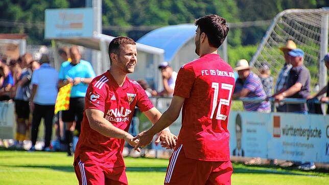 Torschützen unter sich: Andreas Romeo (rechts) traf doppelt gegen Denkingen, Marc Kuczkowski einmal. Dennoch verloren die Überlinger 4:5.