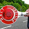 Ein Polizist hält eine Kelle, um das Anhalten zu signalisieren (Symbolbild). Dieser Aufforderung kam ein Autofahrer nicht nach und ...