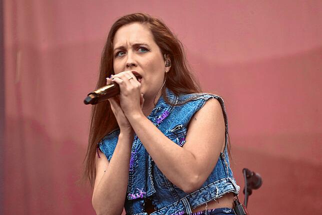 Bild 16: Die besten Bilder vom Auftritt von Alice Merton auf dem Southside 2024