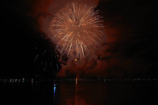 Bild 28: Konstanzer Seenachtfest 2024 - Jetzt knallt's! Das Feuerwerk am Bodensee bringt Zuschauer zum Staunen